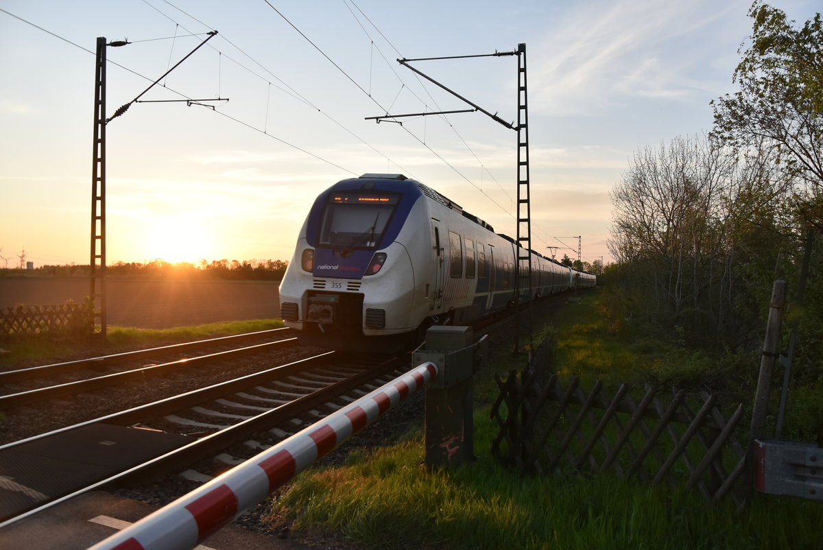 Abendlicher Nachschuß auf einen RE7 nach Krefeld fahrend bei Kaarst Broicherseite.18.4.2019