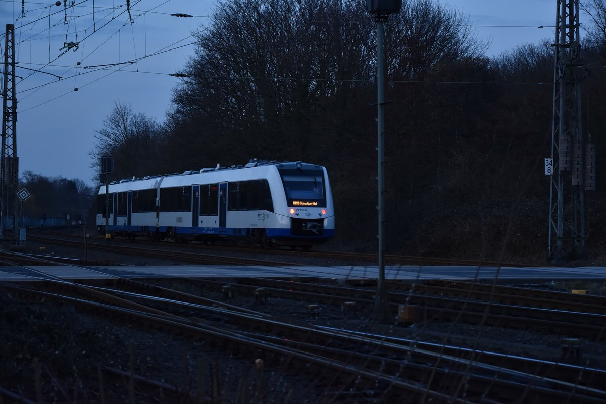 Abendlicher Nachschuß auf einen VIAS-Triebwagen der als RB 39 nach Düsseldorf Hbf gerade Grevenbroich verlässt. 14.3.2018
