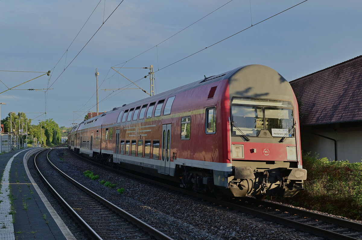 Abendlicher Nachschuß auf den WFL Ersatzzug der für die SWEG im Plan des RE10 von Neckarelz nach Heilbronn Hbf fahrend, hier nun Offenau erreicht am 4.7.2022
