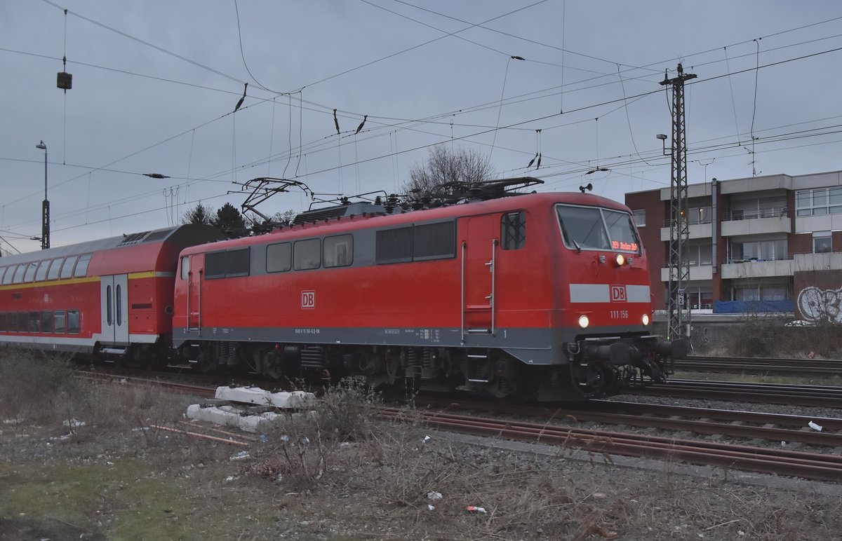 Abendlicher RE4 Verstärkerzug nach Aachen Hbf! Auf Gleis4 ist 111 156 mit dem aus Düsseldorf kommenden Zug, verlässt hier gerade Rheydt Hbf. Der Anhang besteht aus vier Dostock und macht sich nun auf zum nächsten Halt in Erkelenz. 15.3.2018