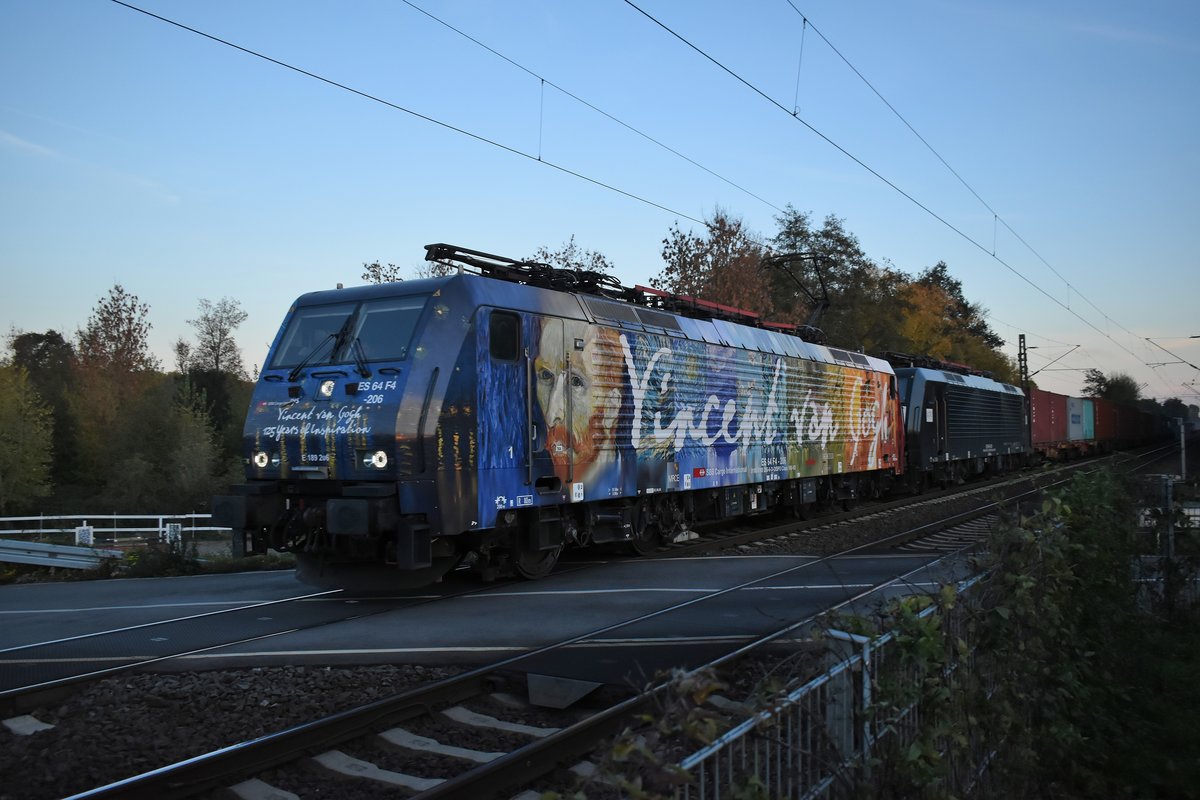 Abendliches Kunstobjekt! SBB-Cargolok 189 201-6 mit 'ner zweiten kalten LTE-Lok und einem Kastelzug am Haken aus Weißenberg kommend gen Osterath fahrend am Bü Tilmeshof in Kaarst.3.11.2018