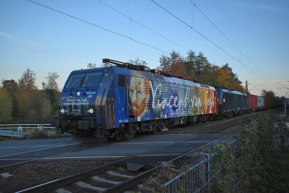 Abendliches Kunstobjekt! SBB-Cargolok 189 201-6 mit 'ner zweiten kalten LTE-Lok und einem Kastelzug am Haken aus Weißenberg kommend gen Osterath fahrend am Bü Tilmeshof in Kaarst.3.11.2018
