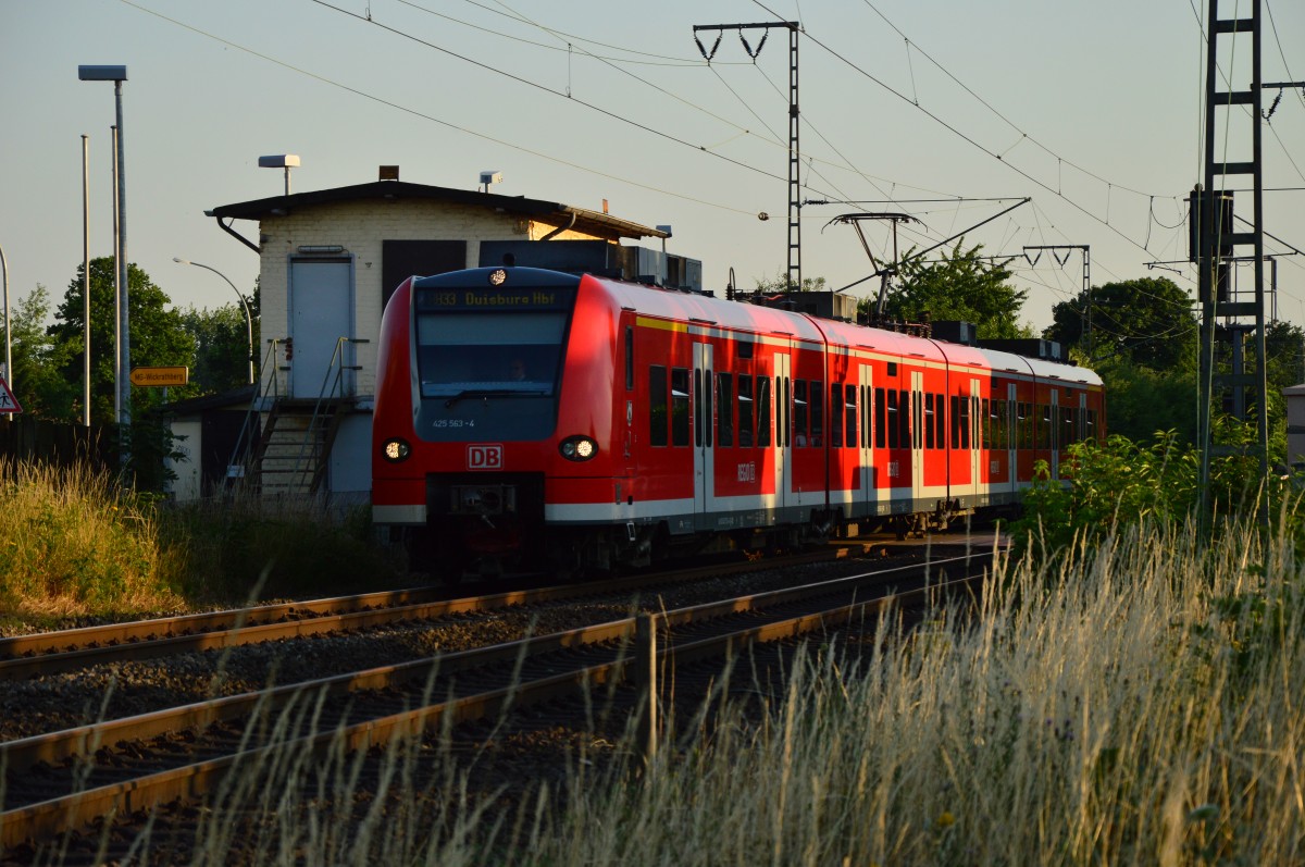 Abendliches RB33 Bild des in Wickrath einfahrenden 425 563-4 auf seinem Weg nach Duisburg Hbf. 1.7.2015