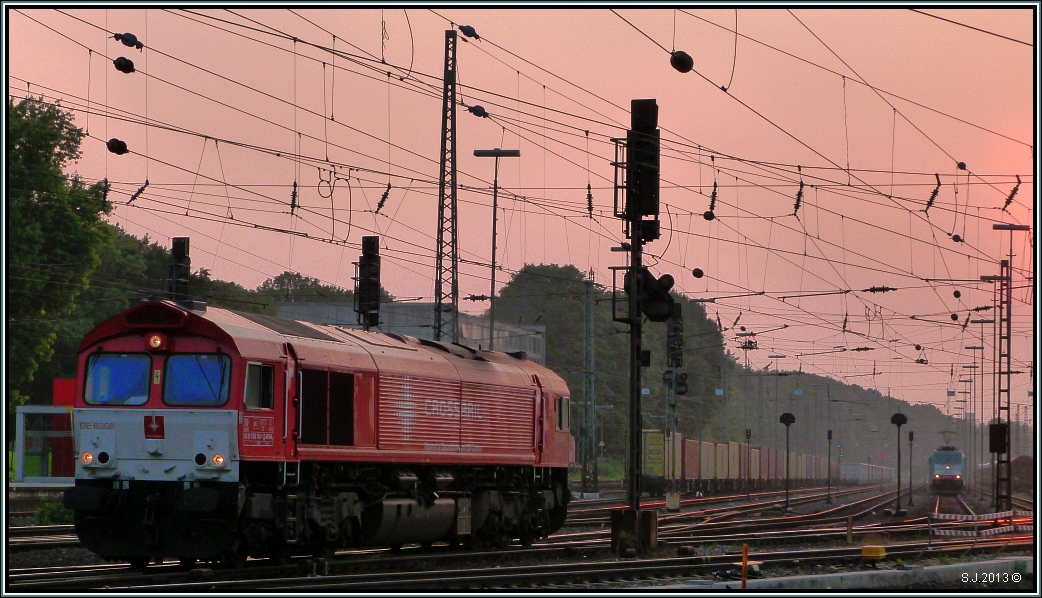 Abendrot nicht nur am Himmel ber den Aachener Westbahnhof.Auch auf dem Gleis rangiert gerade etwas Rotes. Hier zu sehen die Crossrail Class 66 (DE 6308). Bildlich festgehalten im Juli 2013.