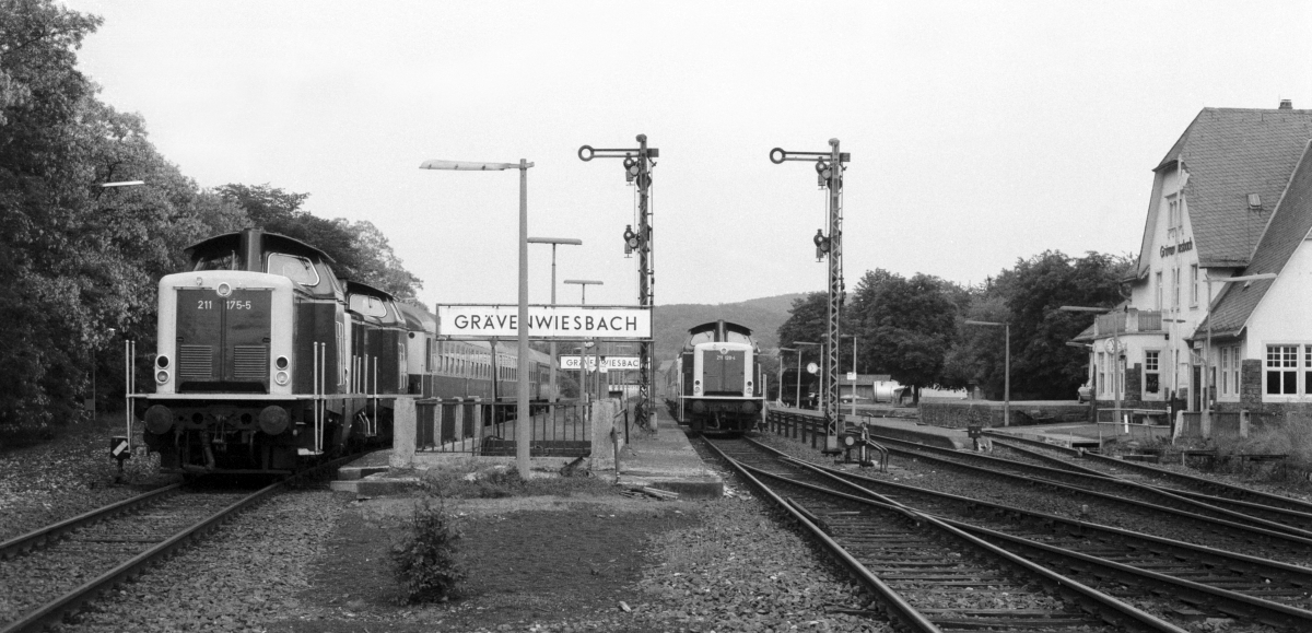 Abends füllte sich zu Bundesbahnzeiten der Bahnhof Grävenwiesbach mit zahlreichen Berufsverkehrszügen, die bis zum nächsten Morgen dort übernachteten (14.6.1985)