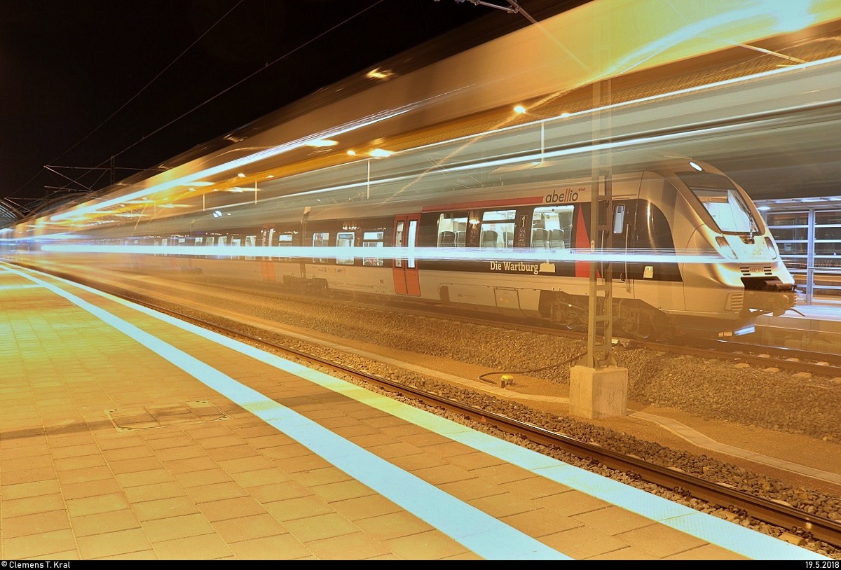 Abends gibt es immer noch einige Zugbewegungen in Halle(Saale)Hbf.
1442 664 (Bombardier Talent 2) der S-Bahn Mitteldeutschland (MDSB II | DB Regio Südost) als S 37772 (S7) nach Halle-Nietleben verlässt ihren Startbahnhof auf Gleis 9, während 9442 314 von Abellio Rail Mitteldeutschland auf Gleis 10 steht.
[19.5.2018 | 22:51 Uhr]