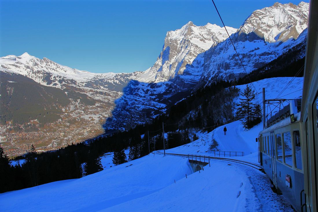 Abendschatten. Zug 112 oberhalb Alpiglen. 13.Januar 2018. 