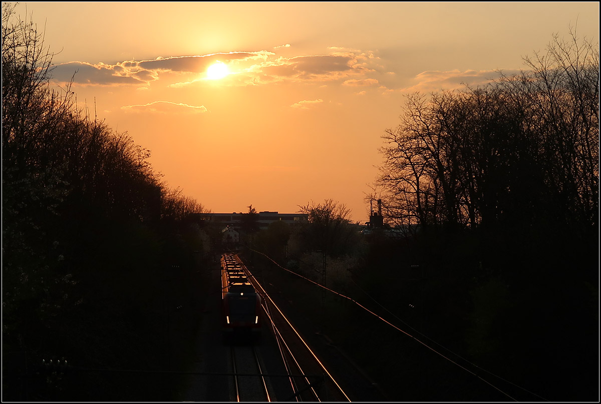 Abendsonne über der Remsbahn -

Bei Kernen-Rommelshausen am 09.04.2020 (M)