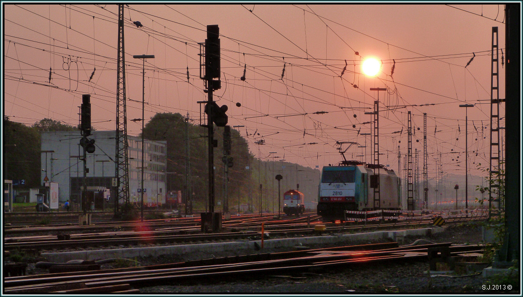 Abendstimmung in Aachen West. Die Sonne wrmt immer noch ganz anstndig und malt den Himmel orangefarbig. Bildlich festgehalten im Juli 2013. Goodbye summer time.