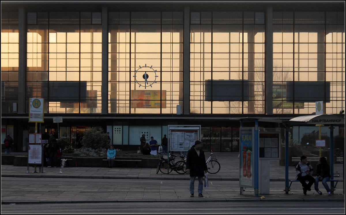 Abendstimmung am Bahnhof -

Heidelberg Hauptbahnhof.

28.02.2009 (M)
