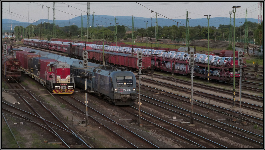 Abendstimmung am Bahnhof von Komárom in Ungarn am 01.August 2015. Moderne trifft 
auf Altbewährtes. 