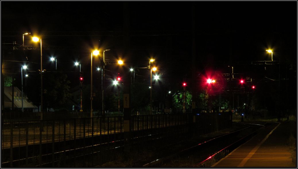 Abendstimmung am Bahnhof von Siófok (Ungarn) am 28.Mai 2014. Ab 23 Uhr ist es dort wie leergefegt und ruhig. 