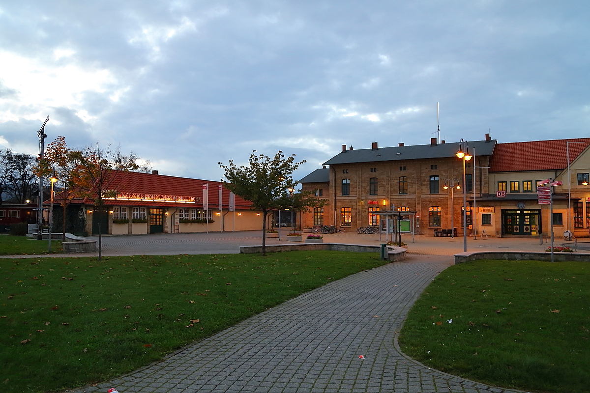 Abendstimmung am Bahnhofsvorplatz Wernigerode, eingefangen am 16.10.2014. Links befindet sich das Empfangsgebäude der Harzer Schmalspurbahnen (HSB), rechts ist das Empfangsgebäude der Deutschen Bahn (Regelspur) zu sehen.
