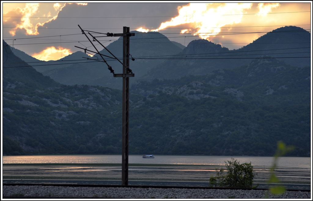 Abendstimmung am Damm von Lesendro, wo Bahn und Strasse den Skadarsko Jezero/Skutarisee überqueren. (07.08.2014)
