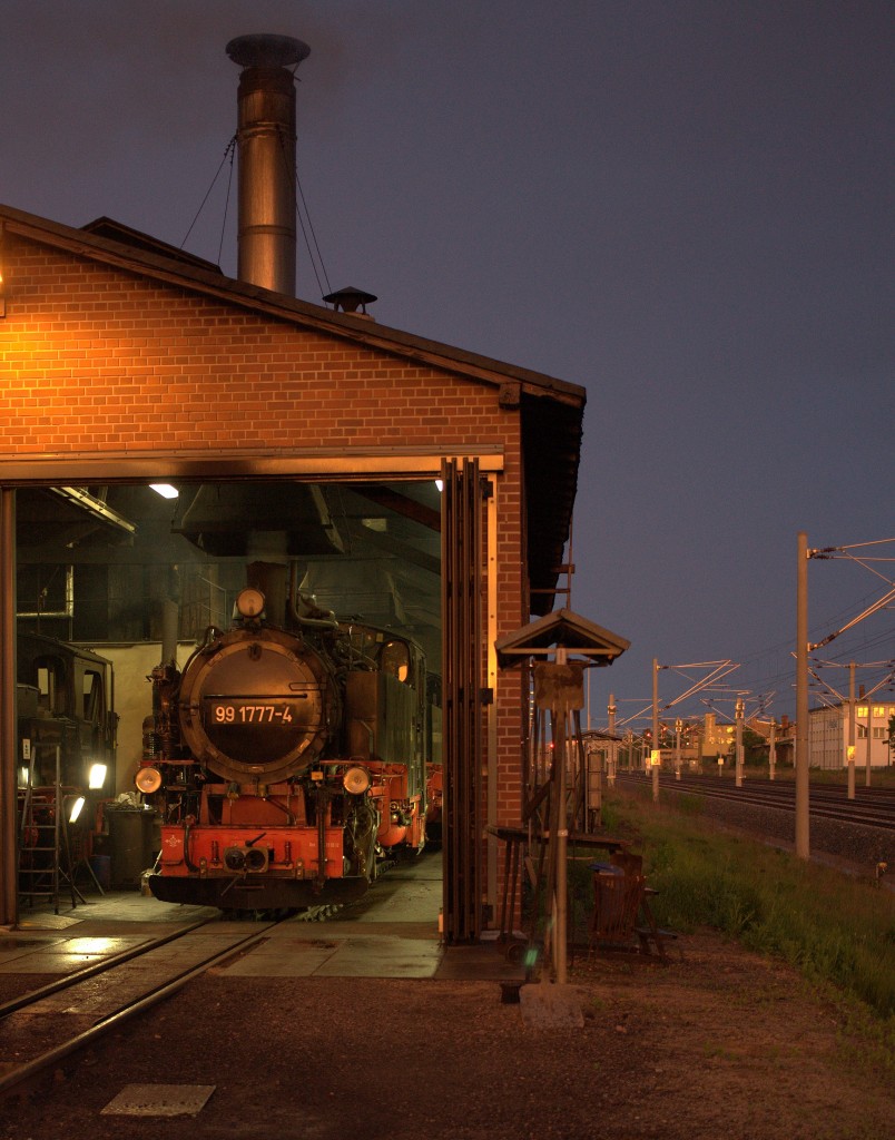Abendstimmung am Schuppen der Lößnitzgrund Bahn in Radebeul Ost. Obwohl es mit der Festbrennweite  geschossen  ist, befand sich der Fotograf auf öffentlich zugänglichen Gelände, denn dies ist ein Ausschnitt aus einem viel größerem Bild.
05.05.2015 20:30 Uhr