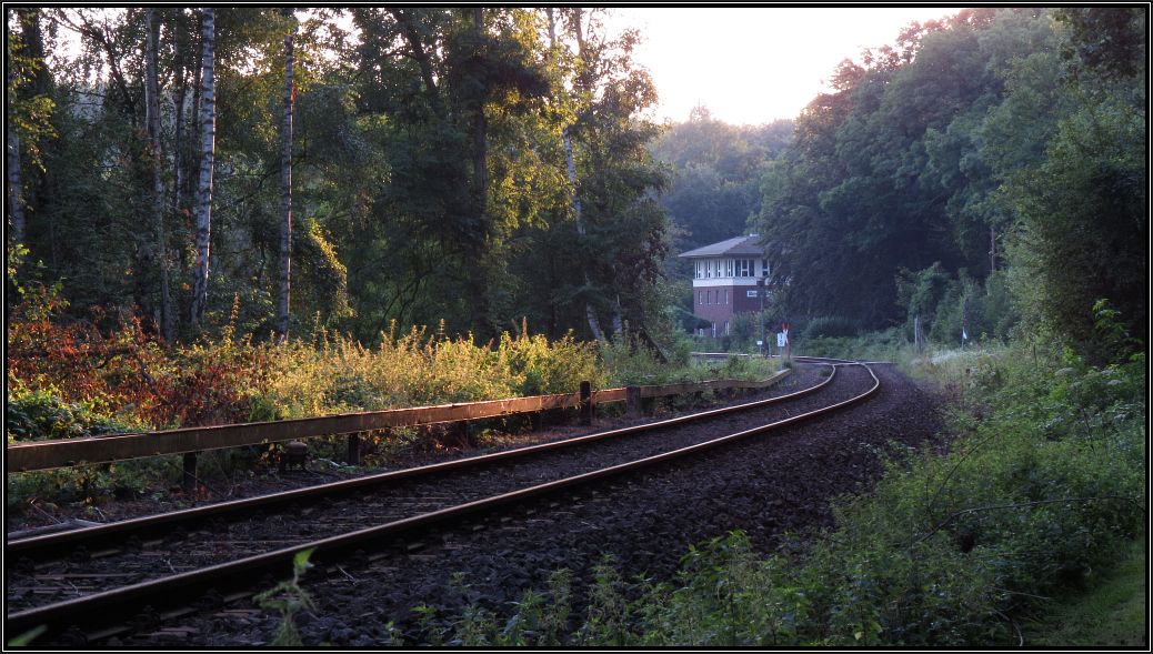 Abendstimmung an der Angertalbahn bei Ratingen im Juli 2014. Hier geht der Blick auf das ehemalige Stellwerk Abzw.Anger,das nun privat bewohnt ist.