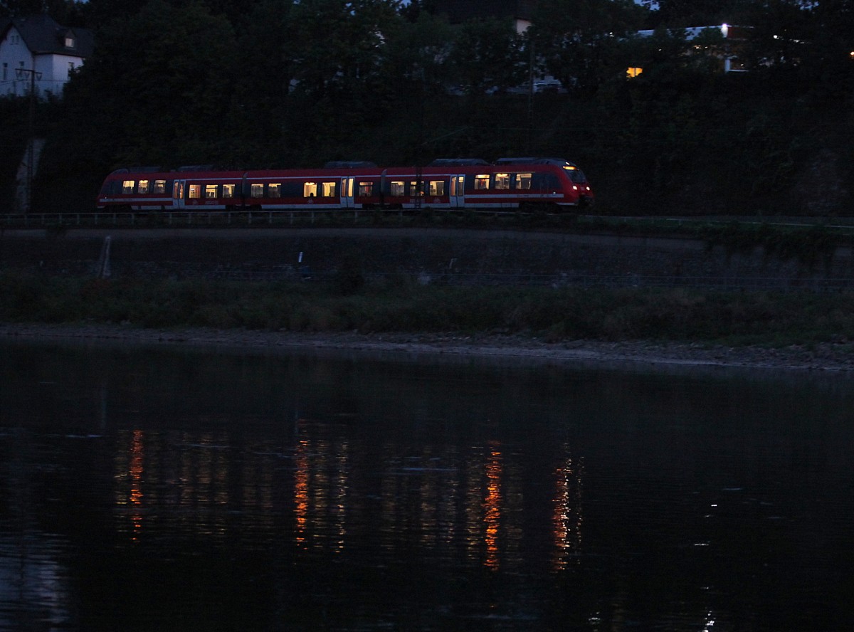Abendstimmung an der Elbe, Höhe Dresden Cotta.02.08.2015 21:14 Uhr.
Ein  FLIRT der DB Regio passiert gerade.