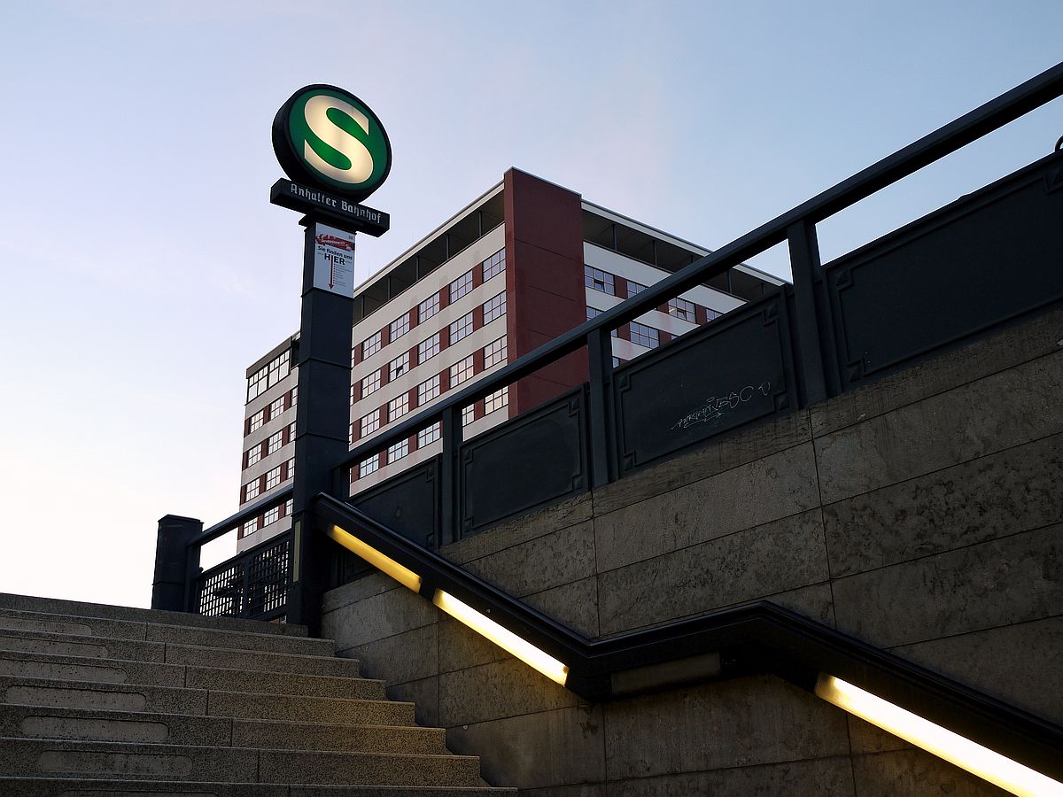Abendstimmung an der unterirdischen Berliner S-Bahnstation  Anhalter Bahnhof . 25.5.2014