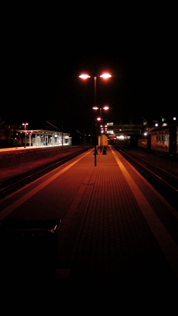 Abendstimmung auf  den Bahnsteigen in Radebeul Ost. 25.11.2013 18:39 Uhr.