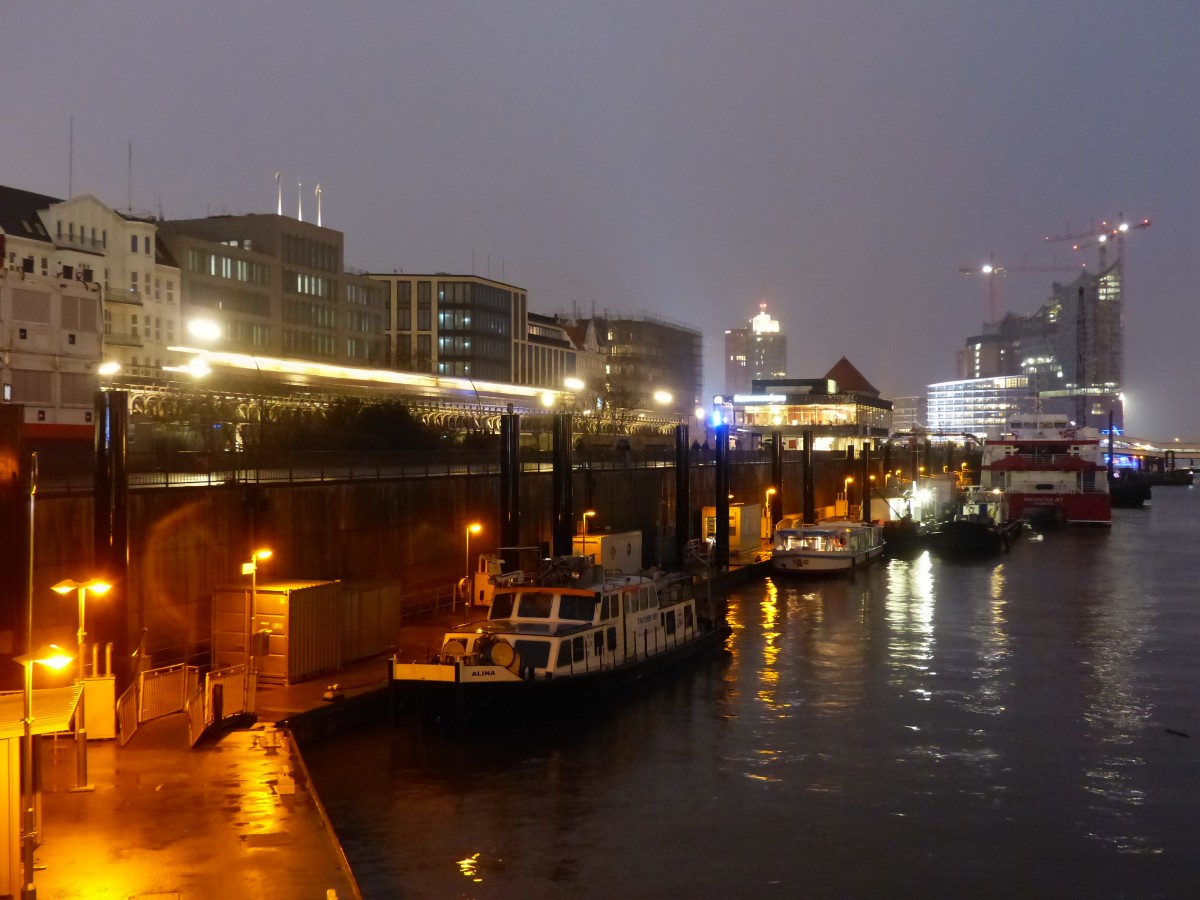 Abendstimmung auf den Landungsbrücken. Eine Hochbahn verkehrt zwischen den Stationen Baumwall und Landungsbrücken. 7.12.2013