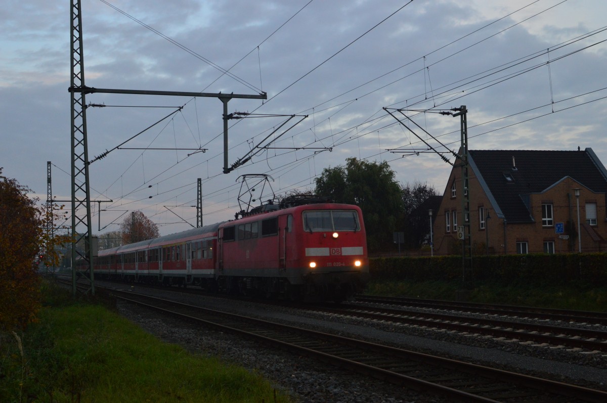 Abendstimmung aus Kleinenbroich,
ein RE4 Verstärkerzug kommt recht flott aus Düsseldorf gen Aachen gefahren,
gezogen wird der N-Wagenzug von der 111 020-4, einem ehemaligen 
Müncherkindel am heutigen Abend. 28.10.2015
