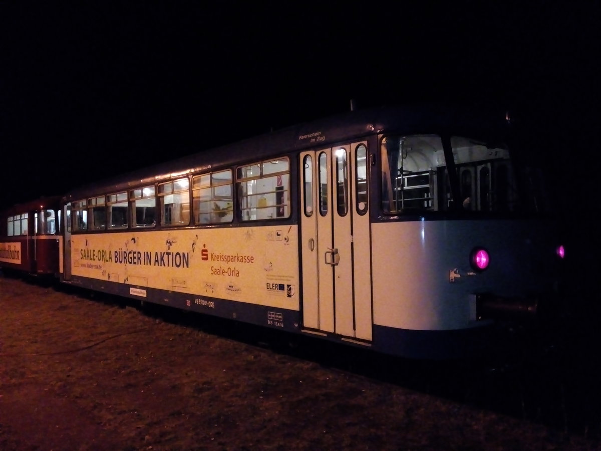 Abendstimmung im Bahhof Mühltroff/Vogtl.
Steuerwagen (Beiwagen) VS 998 633-1 der Wisentatalbahn am Abend  des 26.November 2016
auf dem Bahnhof Mühltroff. Dies war der erste Fahrtag an dem das Fahrzeug mit der zu sehenden Beschriftung unterwegs war. Im Hintergrund ist VT 3.07 als Zugfahrzeug noch zu sehen.