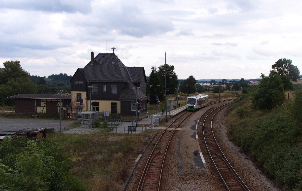 Abendstimmung im Bahnhof Unterlemnitz - Der Keilbahnhof Unterlemnitz liegt auf den Hhen des Thringer Schiefergebirges.
Der Keilbahnhof liegt an den Bahnstrecken (6683) Triptis - Bad Lobenstein - Blankenstein (Saale) - bis Juli 1945 Marxgrn und Hockeroda - Wurzbach (6686) - Wurzbach - Unterlemnitz (6709).
Die Strecke von Triptis wird als Thringer Oberlandbahn bezeichnet und die Strecke von Hockeroda als Sormitztalbahn, wobei die Strecke hinter Wurzbach das Sormitztal verlsst.
Der Abschnitt Lichtenberg Ofr. nach Marxgrn wird als  Frnkische Hllentalbahn  bezeichnet.
Die groen Verarbeiter von Holz in Blankenstein und Ebersdorf-Friesau befrworten den Wiederaufbau der Strecke durch das Hllental.
Der Freistaat Bayern tut sich schwer die 5 Kilometer auf bayerischem Gebiet zu finanzieren.

RegioShuttle der Erfurter Bahn auf der KBS 557 Blankenstein - Saalfeld bei der Einfahrt in Unterlemnitz.
VT 317 braucht fr die 52 Kilometer 1 Stunde und 10 Minuten.
Gefahren wird bis auf wenige Ausnahmen im Zweistundentakt.
13.08.2013