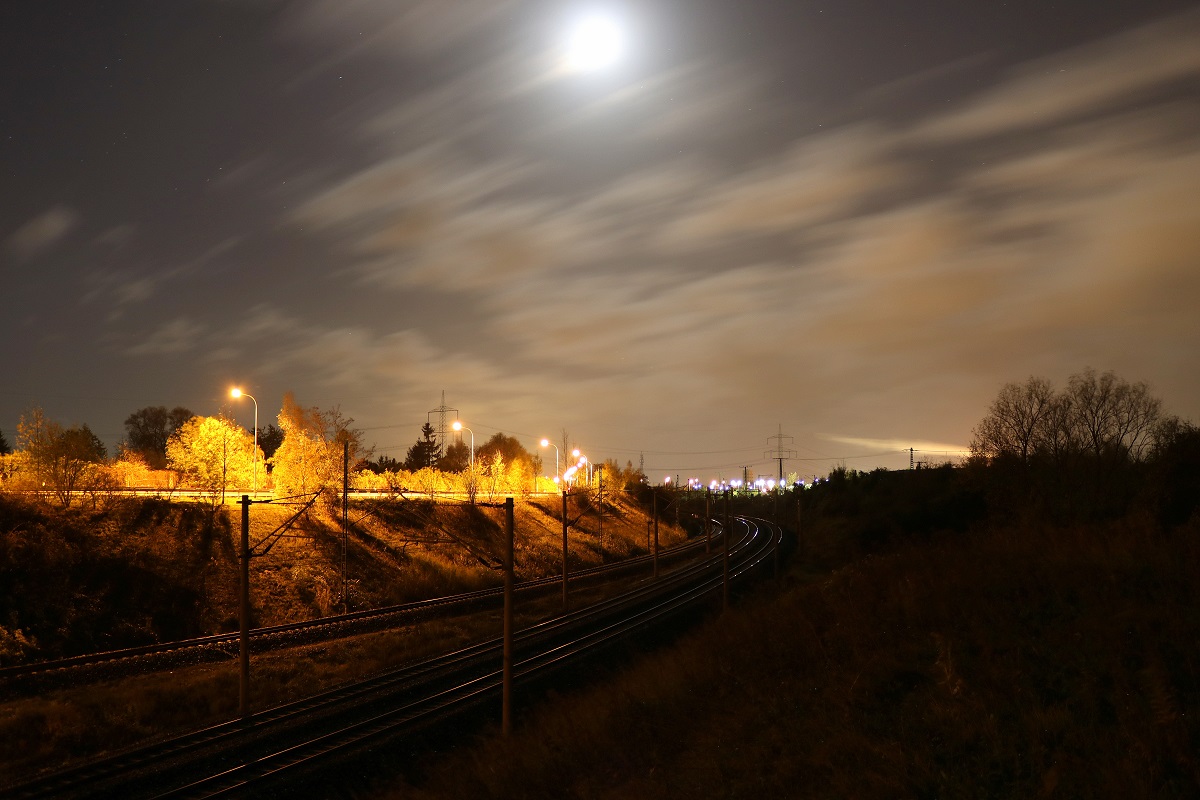 Abendstimmung: Blick auf die Bahnstrecke Halle–Bebra (KBS 580) in südlicher Richtung in Halle (Saale), Kasseler Straße, beim Warten auf den AKE-Rheingold-Sonderzug. [29.10.2017 | 19:53 Uhr]