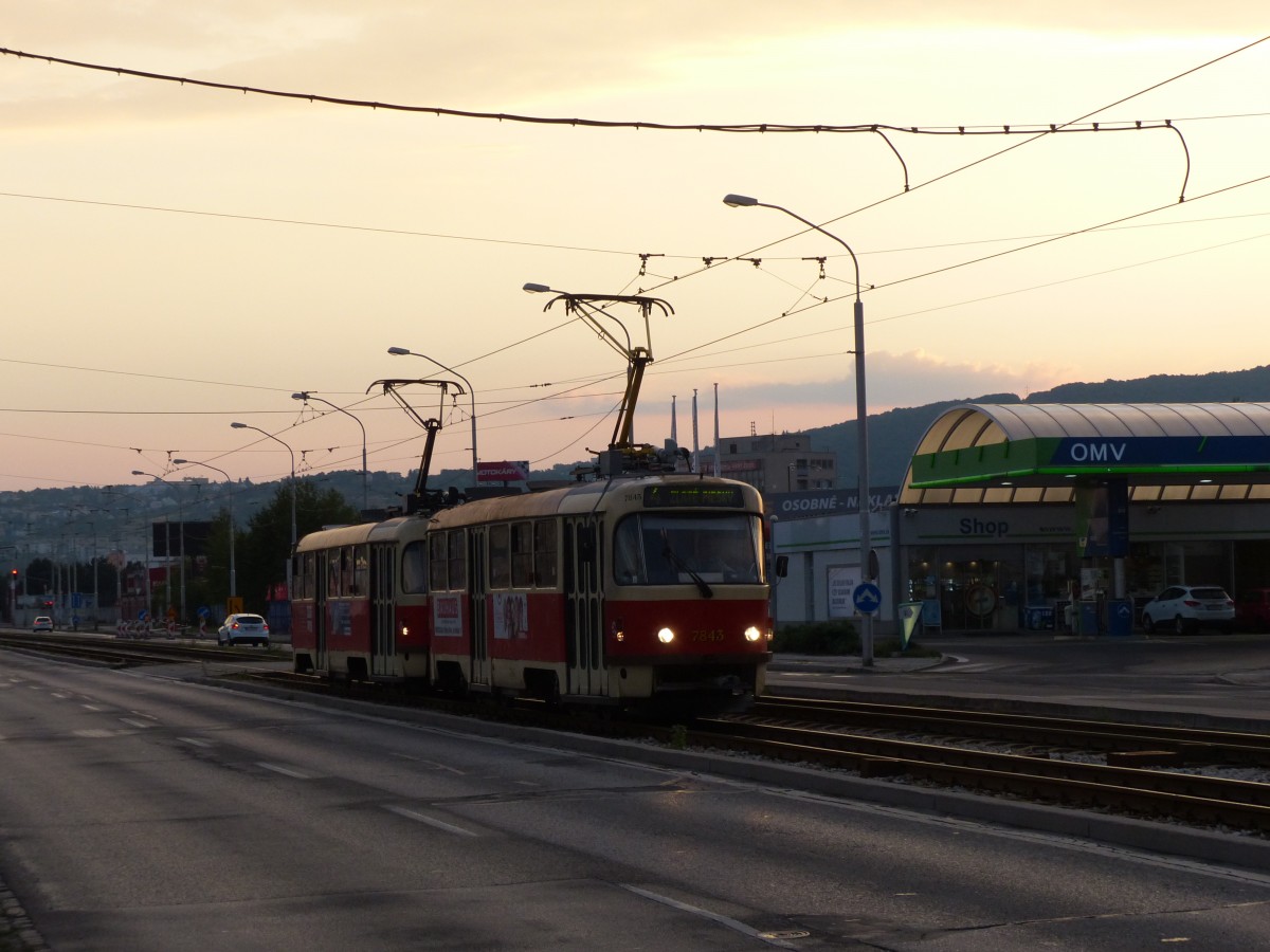 Abendstimmung in Bratislava - Tatra T3 7843 rumpelt unbeeindruckt am Busdepot vorbei. 22.8.2015, an der Magnetová