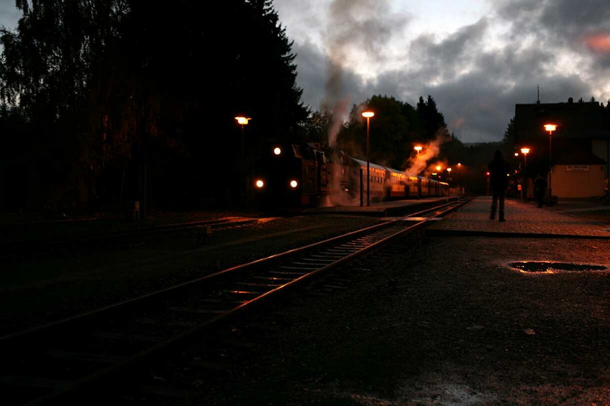 Abendstimmung in Drei Annen Hhne,P8934 steht zur Abfahrt nach Wernigerode bereit.15.10.2013 gegen19:20 Uhr