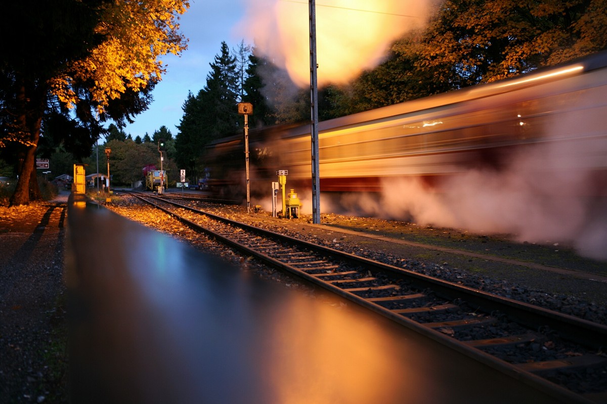 Abendstimmung in Drei Annen Hohne. 15.10.2013 18:55 Uhr P 8934 nach Wernigerode fhrt aus.