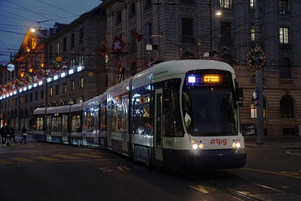 Abendstimmung in Genf vom 20. Dezember 2021 mit dem TPG Be 6/10 890.
Foto: Walter Ruetsch