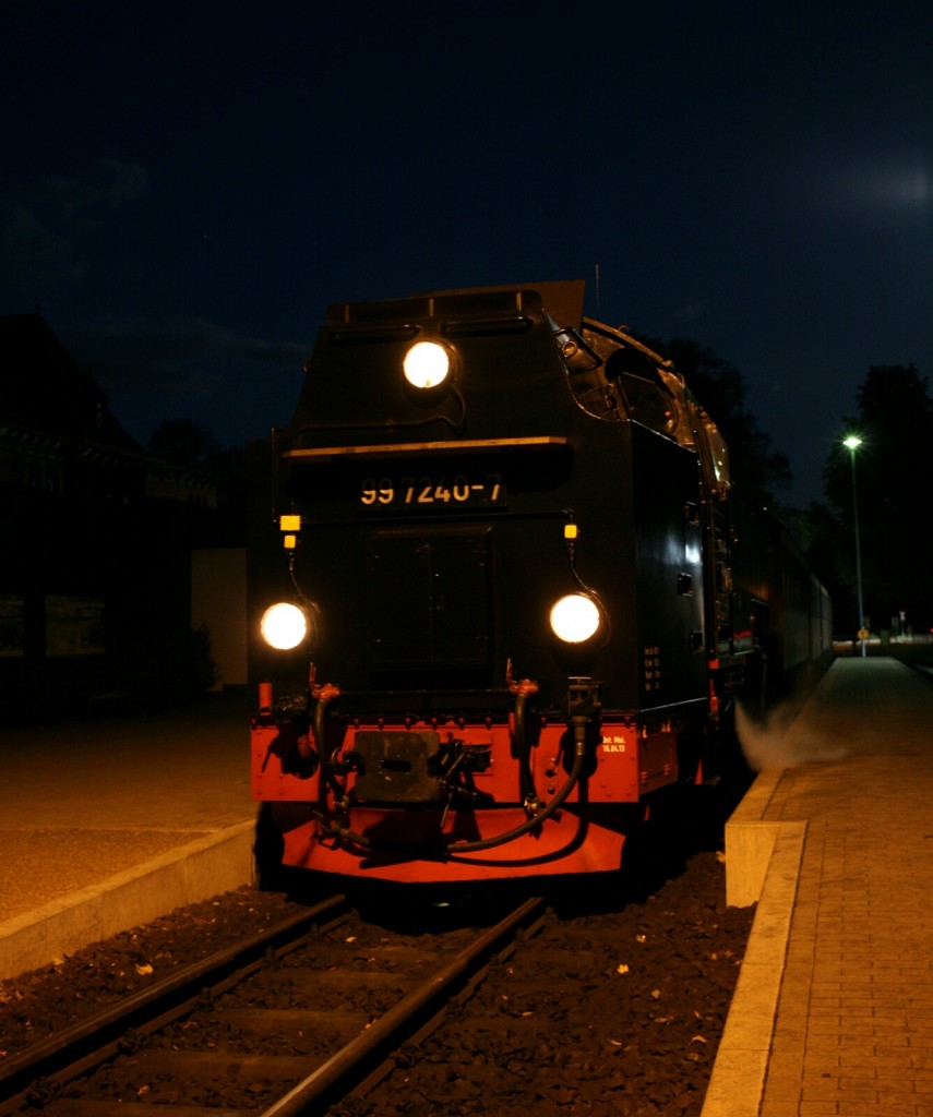 Abendstimmung in Gernrode 17.10.2013 19:16 Uhr, der vorletzte Zug Richtung Quedlinburg
Gefhrt von 99 7240 - 7 Warum die Lokomotivnummer auf allen Aufnahmen, auch auf dem gedrehten Video nur halb zu sehen ist, liegt wohl dem Umlauf hnlichen Vorsprung an der Stirnseite der Lokomotive.
