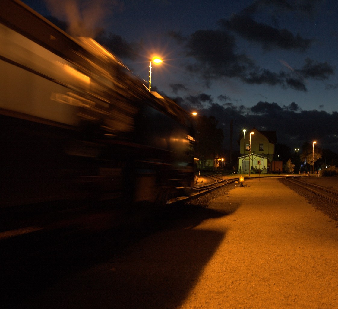 Abendstimmung in Gernrode, die vorletzte Abfahrt nach Quedlinburg.
Abendaufnahmen sind problematisch......17.10.2013 19:17 Uhr