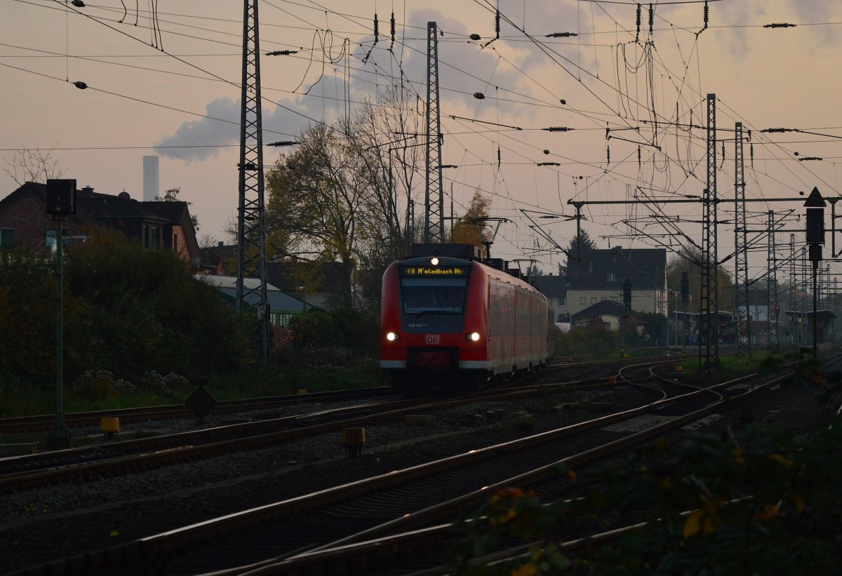 Abendstimmung in Grevenbroich, der Zug der hier gerade in Richtung Rheydt ausfährt ist ein RE8 nach Mönchengladbach. 31.10.2015
