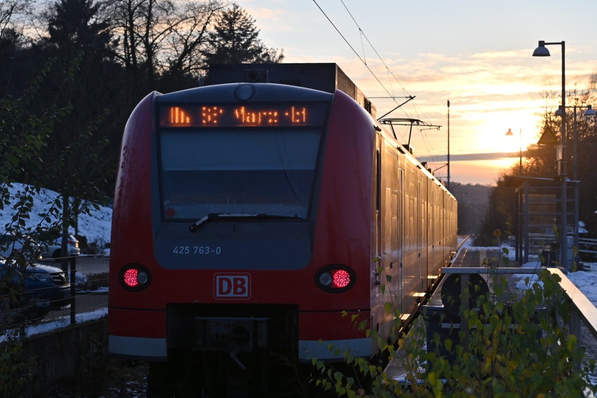 Abendstimmung herrscht in der Endstation Aglasterhausen. Am Bahnsteig steht der 425 763 als S51 nach Mainz Hbf. 3.12.2020