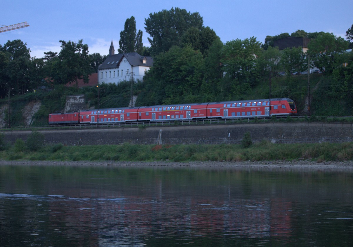 Abendstimmung I an der Elbe, die sehr wenig Wasser führt. Ein RE aus Cottbus passiert gerade, Richtung Dresden Hbf. fahrend. 02.08.2014 20:40 Uhr. 