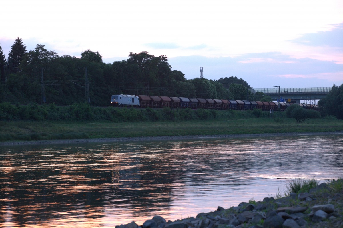 Abendstimmung II an der  Elbe. Ein Güterzug, gezogen von einer Lok der ITL pasiert gerade Richtung Dresden.   02.08.2015 20:47 Uhr.