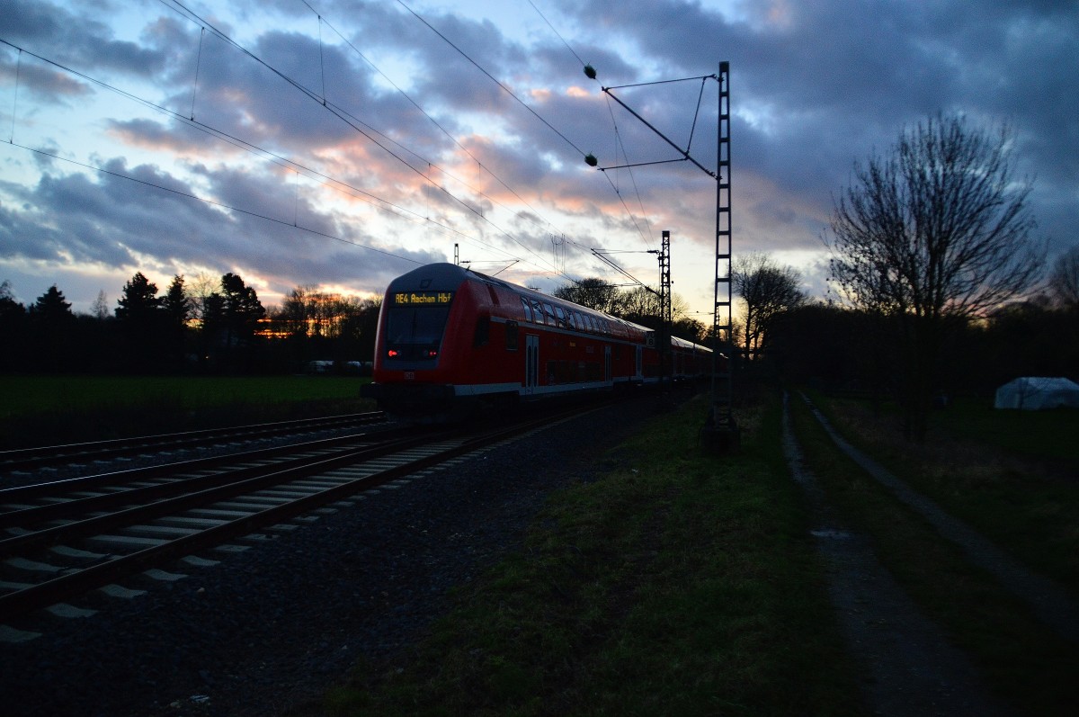 Abendstimmung in Kleinenbroich.
Nachschuß auf einen RE4 am 12.1.2016 nach Aachen Hbf.
