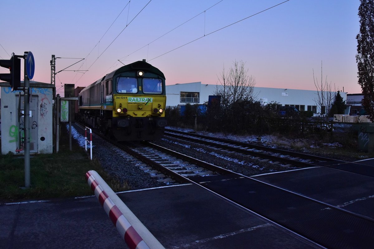 Abendstimmung liegt über Anrath, als die Railtrax 266 024-9 mit einem Kastelzug am Bü Lerchenfeldweg, gen Viersen fahrend vor meine Linse kam. Anrath den 4.12.2016