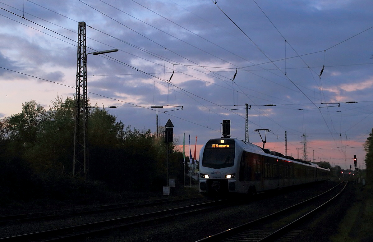 Abendstimmung in Lintorf: Der wegen Gleisbauarbeiten in Düsseldorf-Unterrath umgeleitete RE 19 mit dem Abellio-ET 25 2206 an der Spitze ist am 27.10.2017 unterwegs nach Düsseldorf Hauptbahnhof