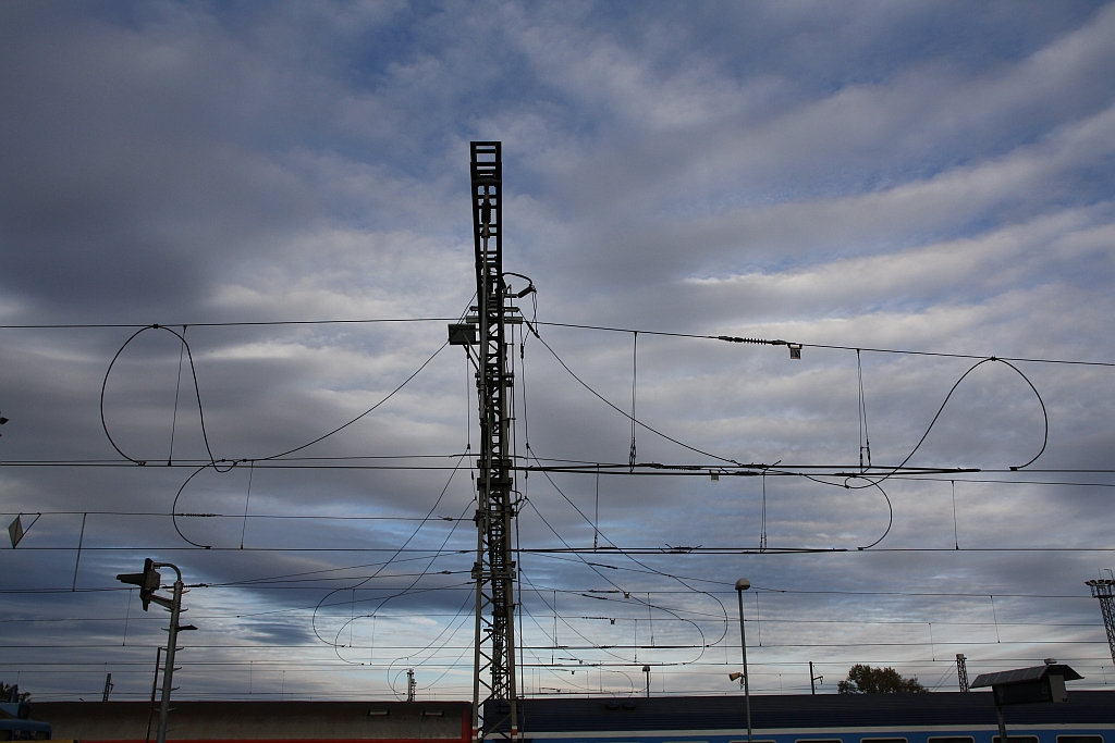 Abendstimmung mit Fahrleitungsanlage am 22.September 2018 im Bahnhof Ceske Budejovice.