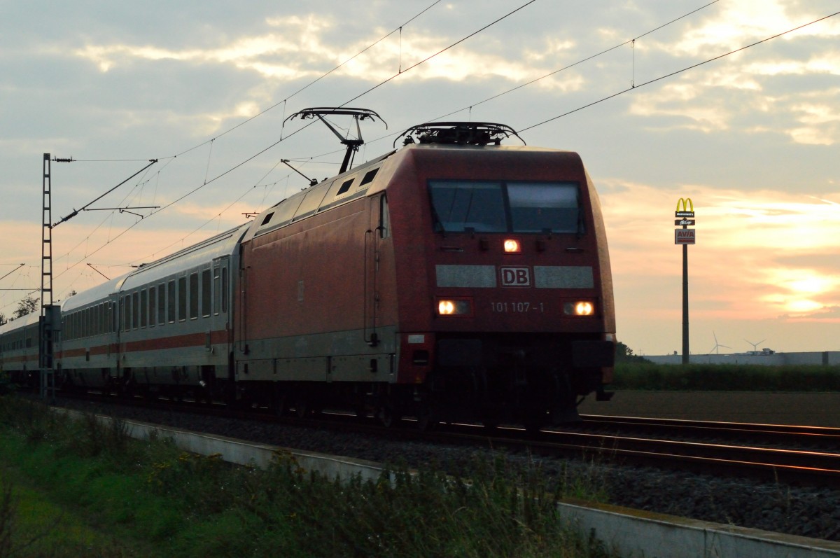 Abendstimmung mit IC 2223 auf Umleiterwegen bei Gubberath.
Da die Kbs 485 zwischen Erkelenz und Lindern wegen Gleisbauarbeiten gesperrt ist,
muss die 101 107-1 den IC über die Kbs 465 nach Aachen bringen....
Montag 15. September 2014