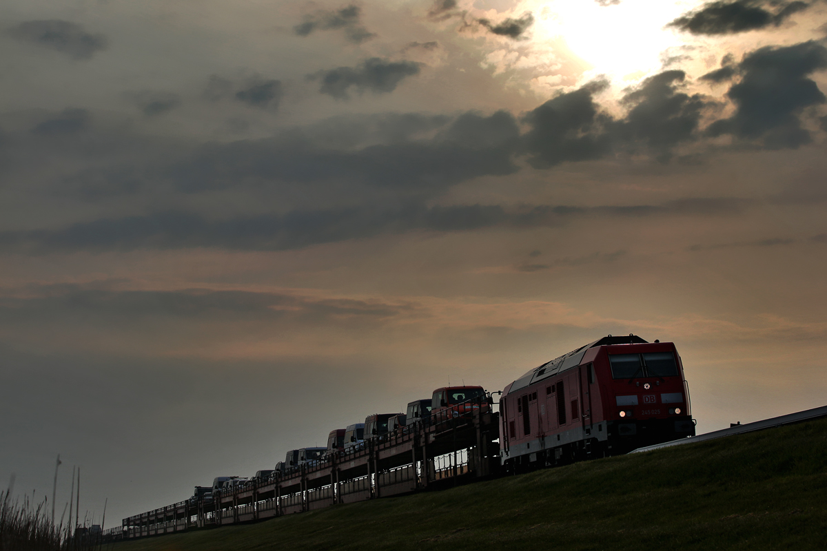 Abendstimmung in Morsum-245 025 fährt mit dem Sylt Shuttlezug vorüber.Bild vom 18.5.2016