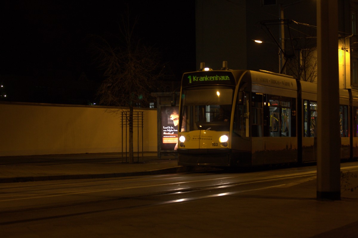 Abendstimmung in Nordhausen, Bahnhofstraße. Ein TW der Linie 1. 27.11.2015 18:54 Uhr.