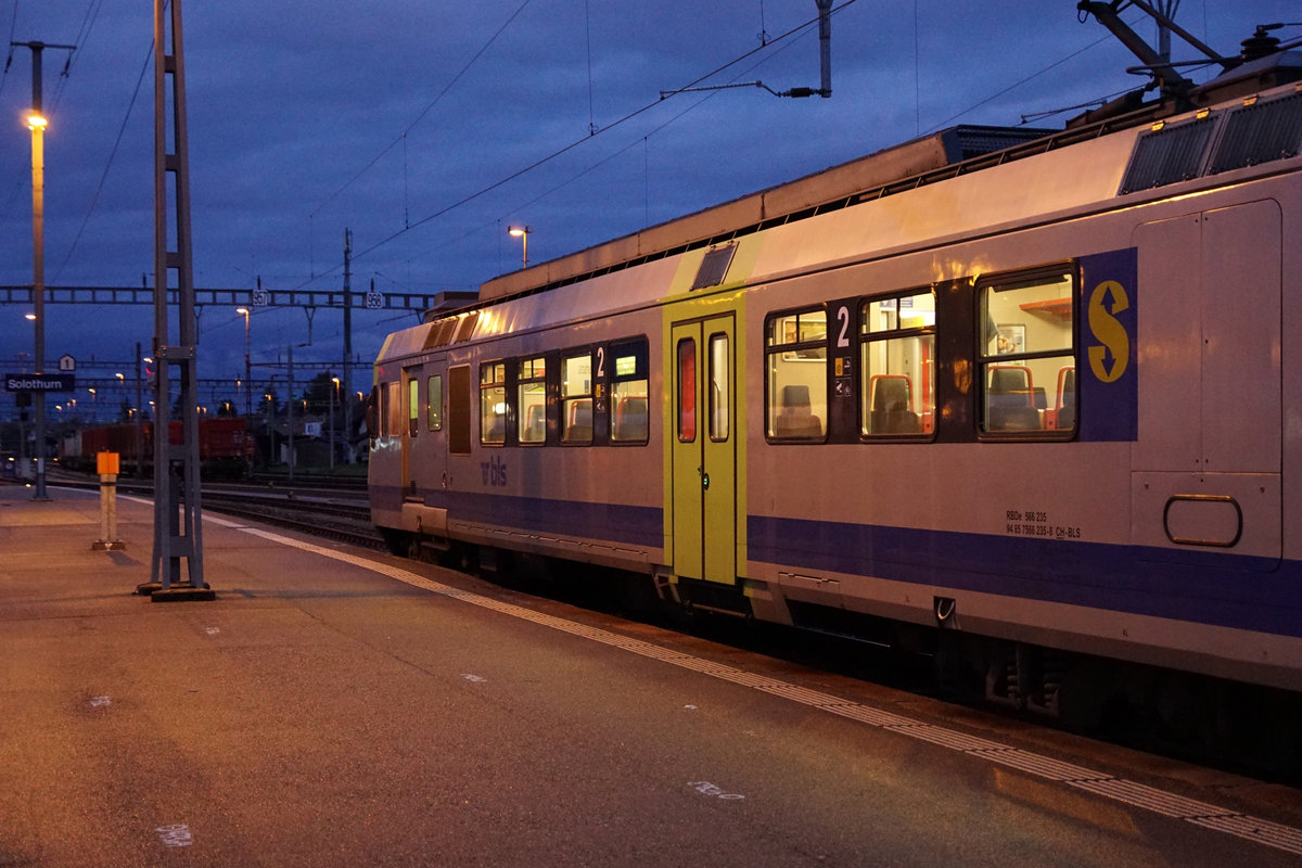 Abendstimmung in Solothurn HB mit dem BLS RBDe 566 236 am 3. November 2019.
Foto: Walter Ruetsch
