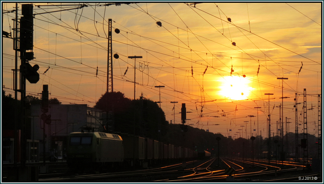 Abendstimmung über den Gleisen von Aachen West. Bei den derzeitigen Wetter hier wünscht man sich die Sonne und die Wärme des Sommers wieder zurück.Bildlich festgehalten im Juli 2012.