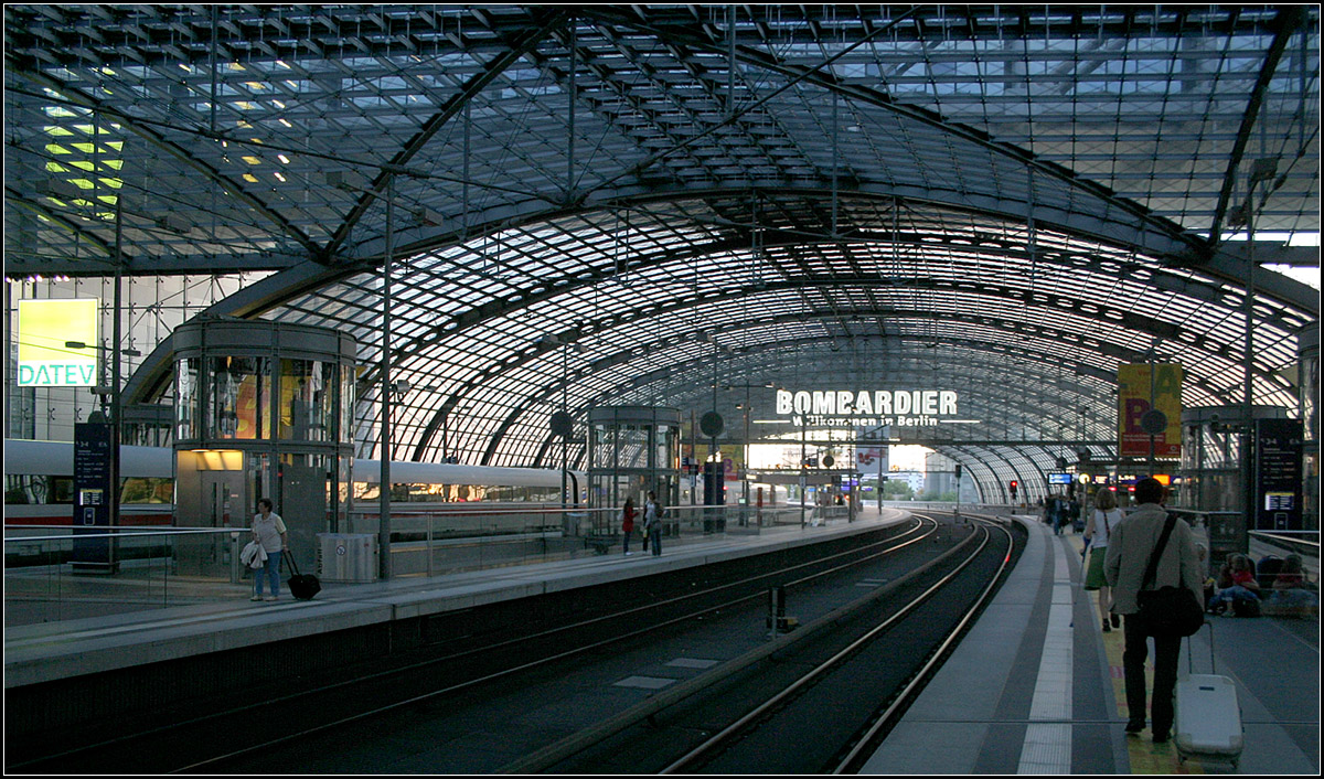 Abendstimmung unter dem Glasdach -

Der ICE ist nur eine Randerscheinung. Die filigrane Stahl-Glas-Konstruktion des Bahnhof-Daches dominiert das Bild. Berlin Hauptbahnhof.

14.08.2008 (M)