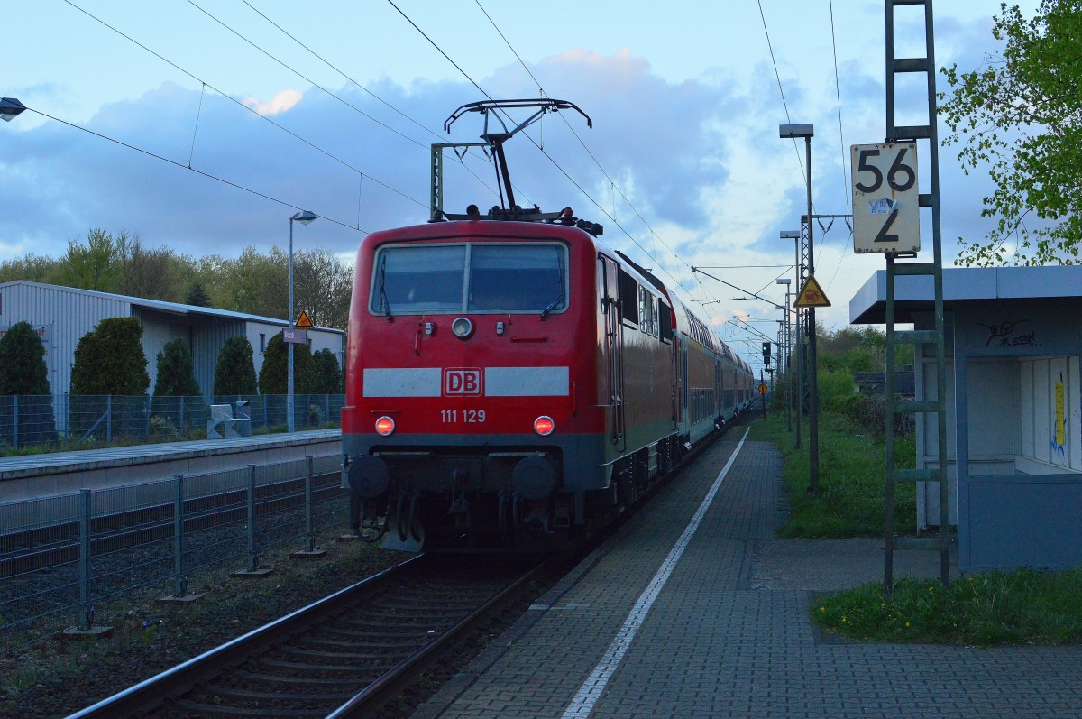 Abendstimmung in Wickrath.
Die 111 129 schiebt hier einen RE 4 Zug nach Dortmund durch den Bahnhof in Richtung Rheydt Hbf. 14.4.2014