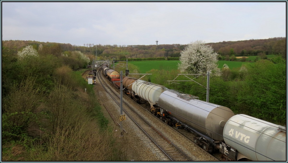 Abendszenario an der Montzenroute bei Nouvelaer in Belgien Anfang April 2014.
Ein Güterzug ist gerade unterwegs in Richtung Gemmenicher Tunnel. Der Aussichtsturm im Hintergrund bei Vaals markiert das Dreiländereck B,NL,D.